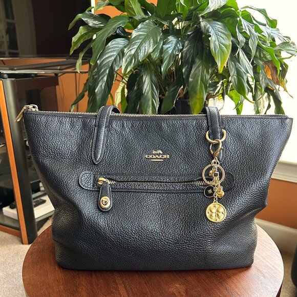 GOLD BUTTERFLY Bag Charm 🦋 - Picture 4 of 7